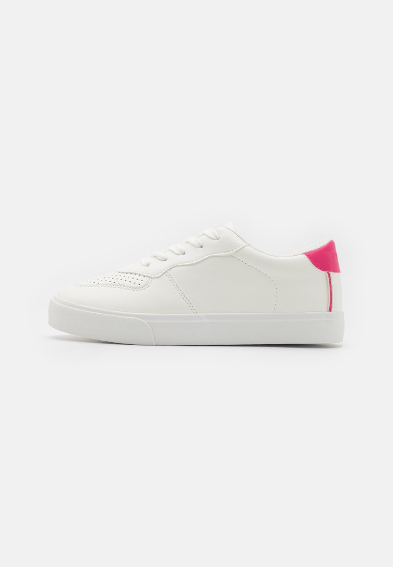 Hvite sneakers laget av glatt skinn med en teksturert tåhette, flate lisser og et rosa preg på hælen. Gummisåle uten synlige mønstre.