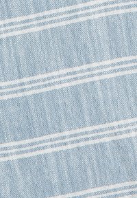 Tela de mezclilla azul claro con una textura sutil, que presenta rayas blancas que corren horizontalmente a través del material. Patrón de tejido estándar.