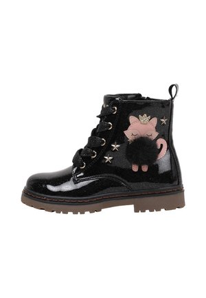 Bota infantil de charol negro con suela gruesa, cordones negros y un parche de gato rosa que lleva una corona con una cola de pompón esponjosa.