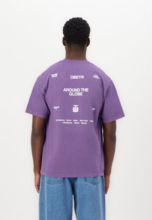 AROUND THE GLOBE UNISEX - Print T-shirt - pigment imperial purple
