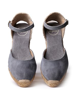 Szare zamszowe espadryle z plecioną jutową podeszwą i paskiem na kostkę, z miękką tkaniną wyściółką i okrągłym noskiem.