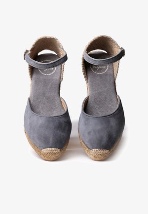 Espadrilles en suede gris avec une semelle en jute tissée et une sangle de cheville, dotées d'une doublure en tissu doux et d'un design à bout rond.