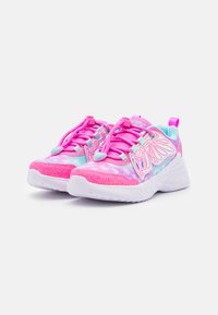 Rožinės sportinės bateliai su blizgiu paviršiumi, dekoratyvine drugelių raštu ir elastinėmis raištelėmis. Įrengtas baltas paminkštintas padas ir mėlynos detalės.