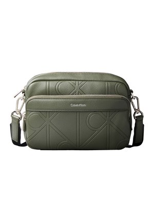 Geantă crossbody verde din piele Calvin Klein cu model cu logo embosat, buzunar frontal cu fermoar și curea ajustabilă cu elemente metalice argintii.