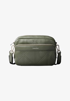 Groene Calvin Klein leren crossbodytas met reliëf logo patroon, ritsvak aan de voorkant en verstelbare band met zilverkleurig beslag.