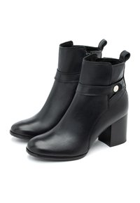 Czarne skórzane botki za kostkę z okrągłym noskiem, 3-calowym słupkowym obcasem oraz paskiem z ozdobnym srebrnym guzikiem.