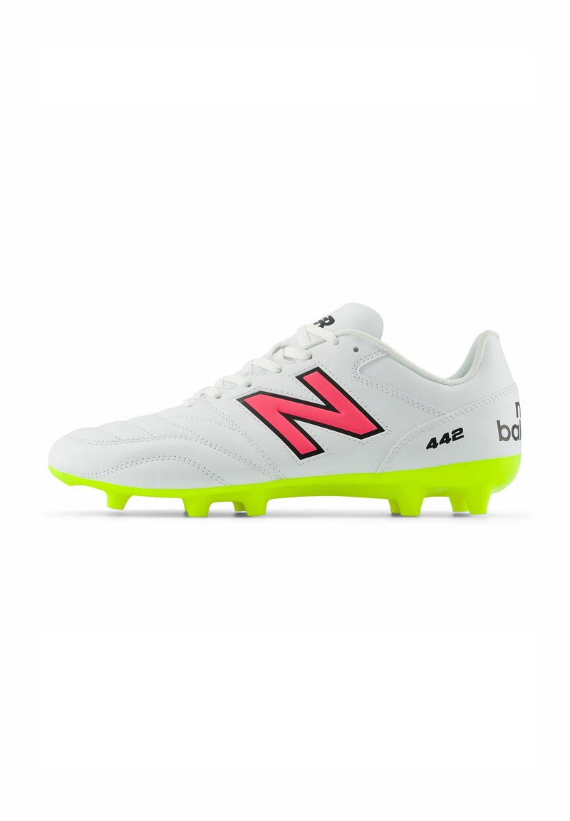 Botas de fútbol blancas con un logo "N" rosa, parte superior de cuero texturizado y una suela vibrante amarilla-verde con tachuelas moldeadas para tracción.