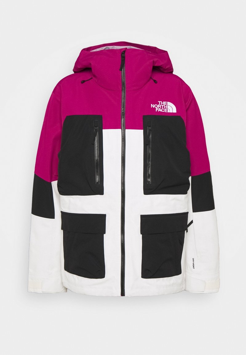 Kukla s magentovým vrškem, černými kapsami a panely, bílými spodními částmi, předním zipem a logem The North Face na hrudi.