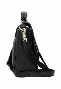 Piccola borsa a tracolla nera in pelle con superficie texturizzata, hardware argentato, tracolla regolabile e forma rettangolare compatta.
