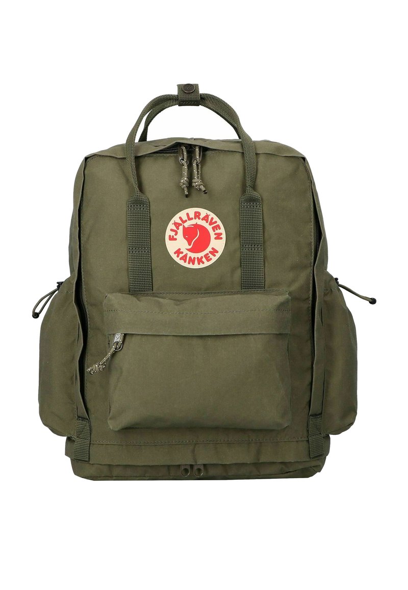Sac à dos Fjällräven Kånken vert olive avec poche zippée à l'avant, poches latérales, poignées supérieures doubles et patch avec le logo de renard roux.