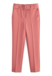 Un pantalon rose en tissu lisse, doté d'une large ceinture avec une boucle rectangulaire, de deux poches avant et d'une coupe ajustée.