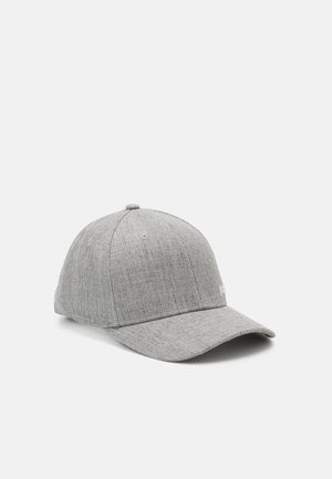 Jasnoszara czapka z daszkiem wykonana z tkaniny, z zakrzywionym daszkiem, usztywnionymi panelami i małym guzikiem na szczycie, na białym tle.