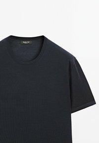 Dark navy T-shirt made of cotton, featuring a round neckline and short sleeves. Smooth texture with no visible patterns or accents.