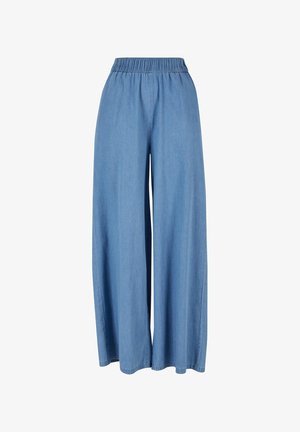 Vaaleansiniset leveälahkeiset housut, joissa on joustava vyötärö ja jotka on valmistettu pehmeästä denim-kankaasta.
