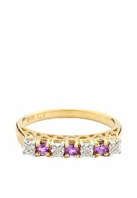 Anello d'oro con cinque gemme viola alternate e diamanti trasparenti, incastonato in un design a artiglio con una finitura lucida.
