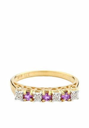 Kuldring, mis sisaldab viit vahelduvat lilla kalliskivi ja selgeid diamante, paigaldatud prongidisaini ja poleeritud viimistlusega.