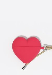 Funda de silicona roja en forma de corazón con una superficie texturizada, que cuenta con una correa trenzada multicolor y herrajes metálicos para su sujeción.