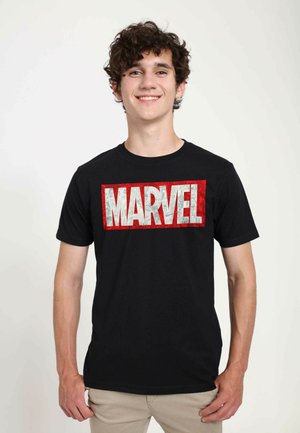 Sort bomulds t-shirt med et stort rød-rammet "MARVEL" grafik i fed hvid tekst, vist på en ensfarvet baggrund.
