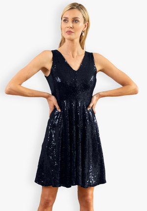 Schwarzes, pailettenbesetztes Kleid mit V-Ausschnitt und ärmellosem Design. Ausgestellter Rock mit geraffter Taille, der eine strukturierte, glänzende Oberfläche zeigt.