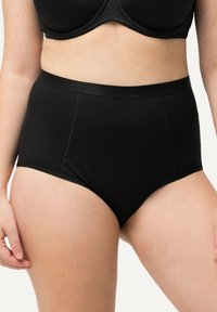 Mutande nere a vita alta realizzate in morbido tessuto, con un elastico in vita liscio e cuciture per il massimo comfort, in un colore uniforme.
