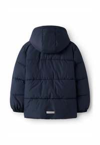 Doudoune bleu marine avec capuche, présentant des sections matelassées, des poignets élastiques et un accent réfléchissant dans le bas du dos.