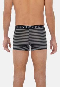 Boxer-briefs pour hommes à rayures noires et grises avec une ceinture noire unie arborant un logo, offrant un ajustement confortable et une texture de tissu lisse.