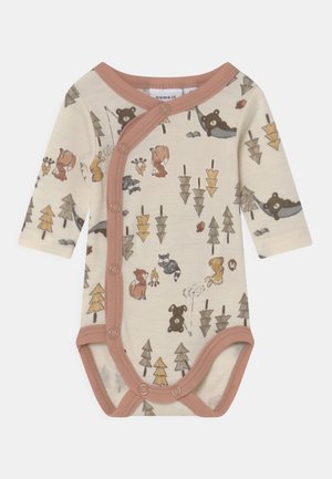 Body de bebé de mangas longas em creme com estampados de animais da floresta em castanho e verde-oliva, apresentando um acabamento em rosa e fechos de pressão.