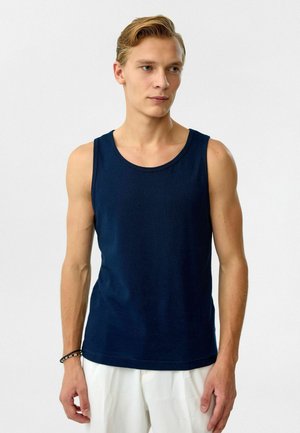 Marineblauw tanktop van een zachte, rekbare stof met een ronde halslijn. Beschikt over een klassieke pasvorm en een gladde textuur. Geen patronen of accenten.