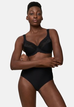 Set di lingerie nera composto da un reggiseno imbottito con dettagli in pizzo e spalline larghe, abbinato a slip a vita alta in un tessuto liscio e opaco.