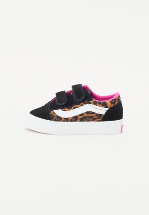 Czarny, dziecięcy sneaker w panterkę z białą podeszwą, białym paskiem z boku, podwójnymi czarnymi paskami na rzep oraz różową wyściółką wewnętrzną.