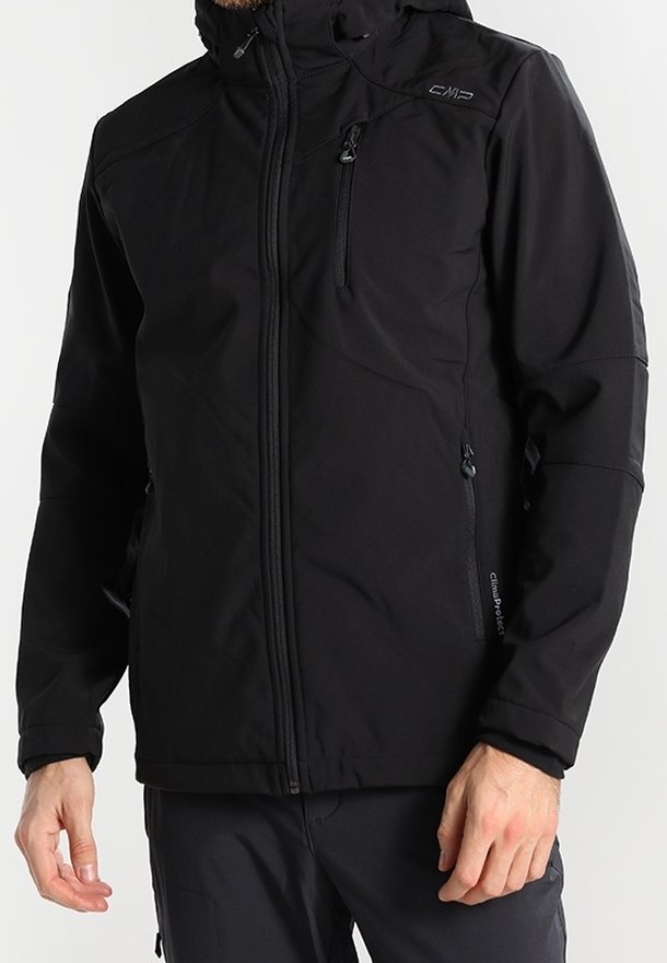 Veste noire imperméable avec fermeture éclair sur le devant, capuche ajustable et multiples poches. Texture lisse et mate avec une coupe ajustée pour une meilleure mobilité.