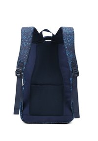 Zaino blu navy con pannello posteriore in rete, spallacci imbottiti e un motivo pixelato in diverse sfumature di blu. Presenta una tasca laterale.