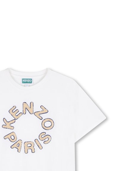 Biała bawełniana koszulka z haftowanymi napisami „KENZO” i „PARIS” w kolorach beżowym i granatowym. Krótkie rękawy i okrągły dekolt.