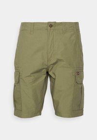 Pantaloni cargo verde oliva realizzati in cotone. Presentano due tasche laterali e una chiusura frontale con bottone. Texture liscia con cuciture dettagliate.