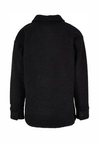 Jachetă din fleece neagră cu guler, mâneci lungi și manșete cu nasturi. Material texturat oferă căldură și confort. Design simplu și funcțional.