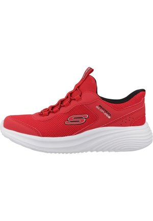 Zapatilla deportiva Skechers Slip-Ins roja con parte superior de malla, diseño con cordones, cuello acolchado y suela gruesa blanca acolchada.