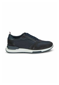 Marineblauwe sportschoen met een combinatie van mesh en suede materialen, vetersluiting aan de voorkant en een witte dempingszool met gestructureerde accenten.