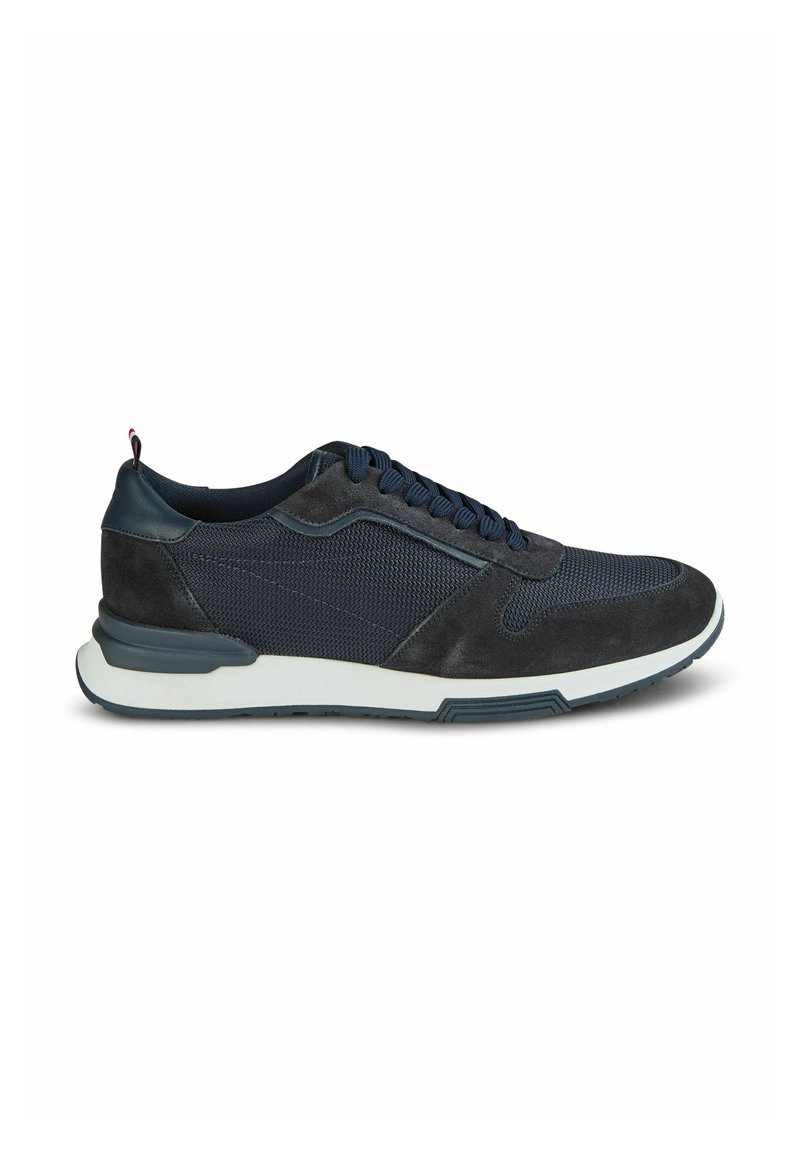 Marineblauwe sportschoen met een combinatie van mesh en suede materialen, vetersluiting aan de voorkant en een witte dempingszool met gestructureerde accenten.
