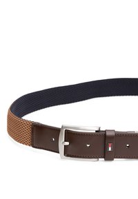 Ceinture en cuir marron et tissu tissé bleu marine, dotée d'une boucle en métal argenté et de surpiqures décoratives. Comprend un petit logo sur la sangle.