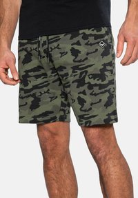 Pantaloni corti verde mimetico realizzati in tessuto morbido, con cintura regolabile, dettagli neri e una vestibilità comoda.