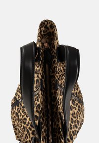 Zaino con stampa leopardata e spallacci in pelle nera. Presenta aperture con doppia zip e scomparti interni per una migliore organizzazione.