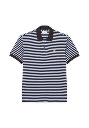 Polo de manga corta con rayas horizontales en negro y azul claro, cuello negro y pequeño logotipo rosa en el pecho izquierdo.