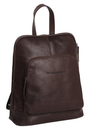 Sac à dos en cuir marron foncé avec une poche zippée à l'avant et une poignée supérieure. Texture lisse avec des coutures subtiles et des détails de logo.