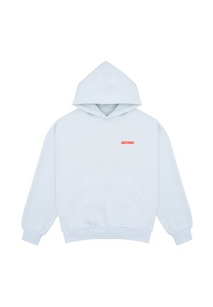 Sweat à capuche bleu clair avec poche avant et petit texte rouge "WRSTBHVR" sur la poitrine gauche, présenté sur fond blanc.