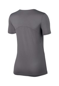 Camiseta de manga corta en gris oscuro, de tejido texturado. Presenta un escote redondo y un detalle de costura curva en la parte posterior.