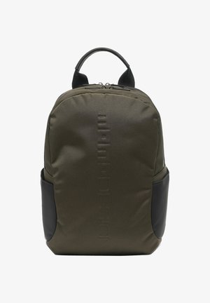 Zaino verde oliva con tasche laterali nere, manico superiore imbottito e logo verticale in rilievo sulla parte anteriore, mostrato su sfondo bianco.