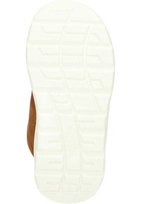 Brązowy skórzany but z białą gumową podeszwą. Podeszwa ma teksturowaną powierzchnię z różnymi wzorami zapewniającymi przyczepność. Wskazany rozmiar to 22.