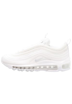 Baskets blanches Nike Air Max 97 avec semelle à coussin d'air visible et dessus texturé ondulé en profil latéral sur fond blanc.