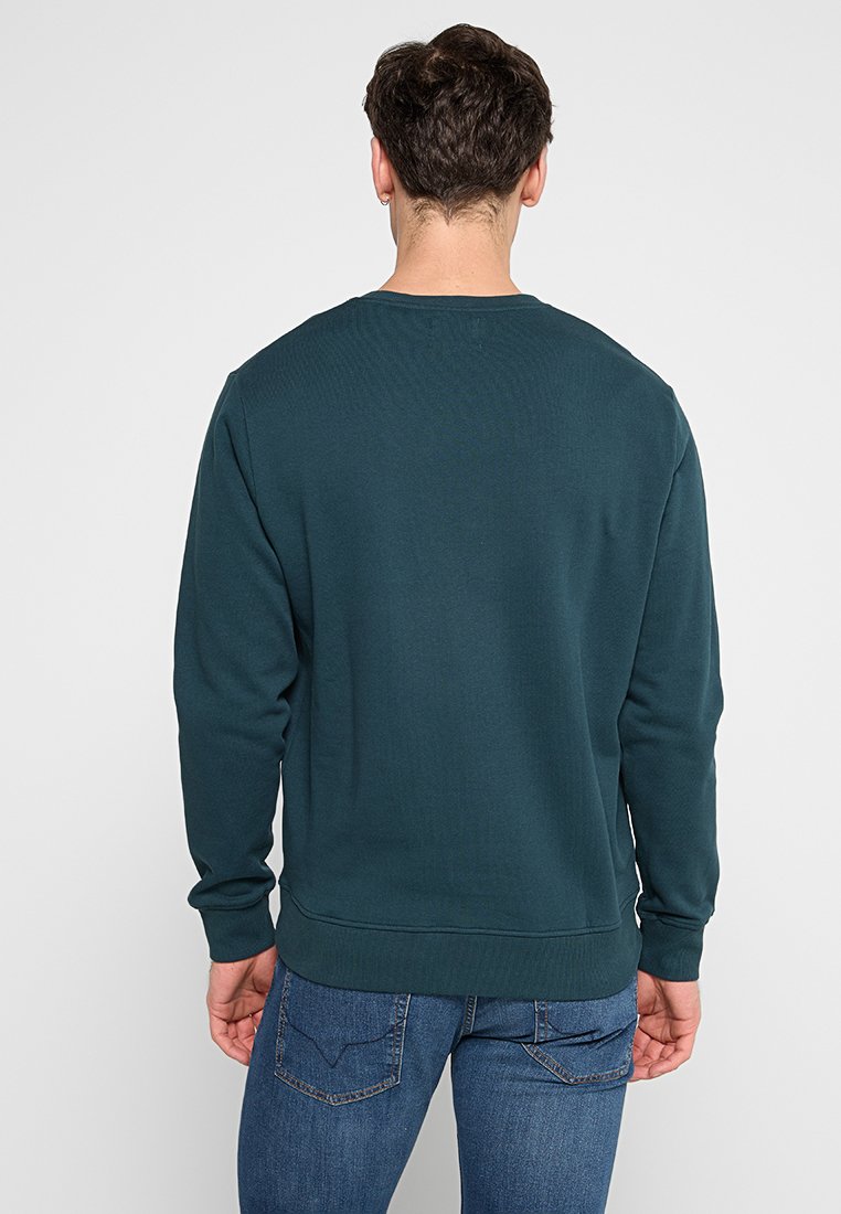 Sudadera verde oscura de manga larga y cuello redondo, con dobladillo y puños acanalados. Tejido de mezcla de algodón suave, diseño minimalista.