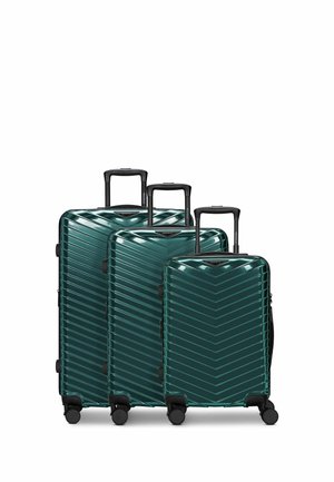 Tres maletas rígidas de color verde oscuro con estrías diagonales, asas negras extendidas y cuatro ruedas, mostradas en tamaños pequeño, mediano y grande.